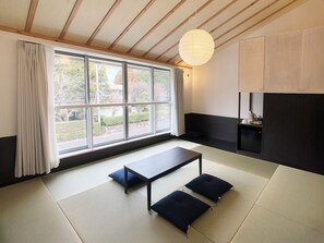 Habitación | Espacio para trabajar con laptop y cortinas blackout 