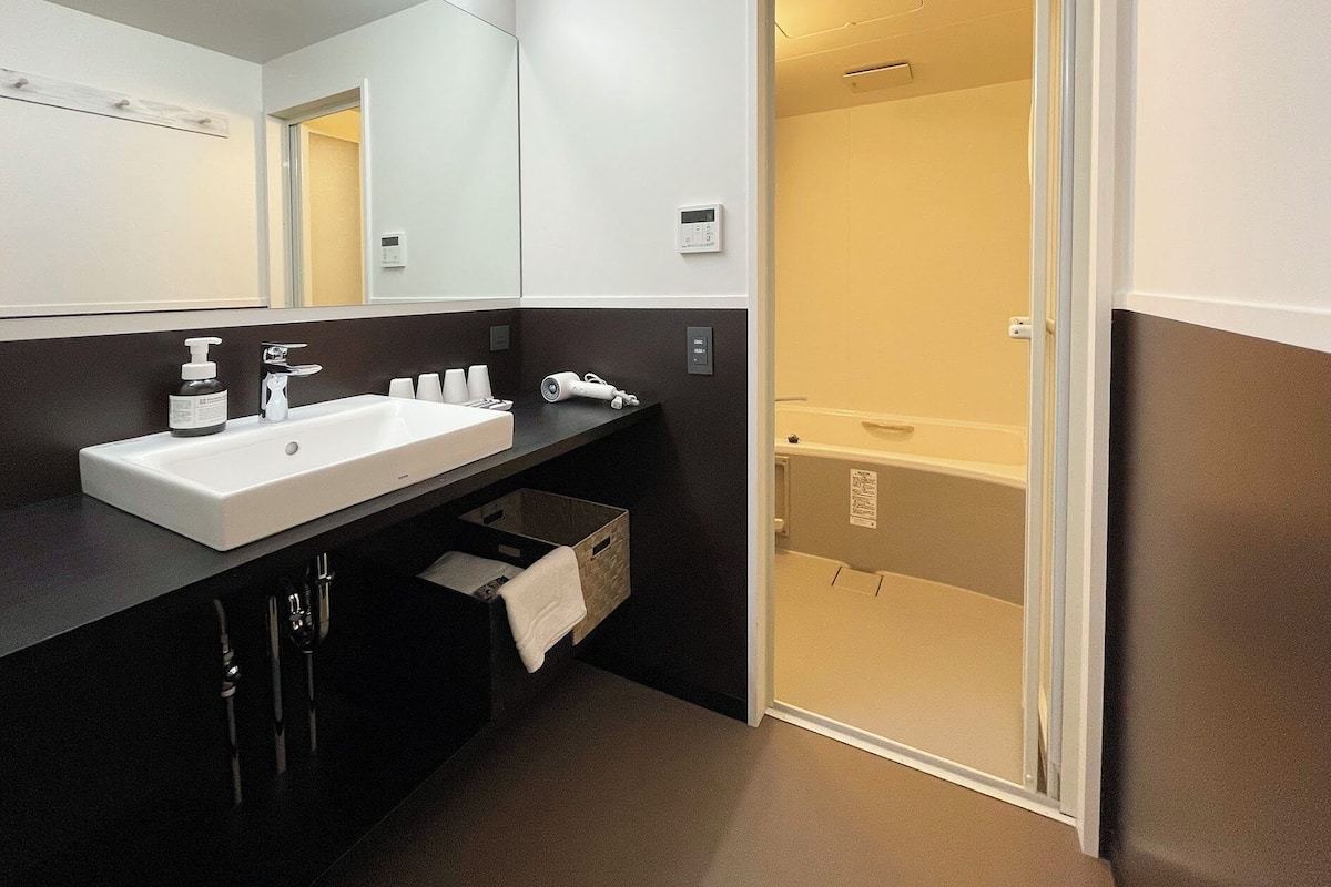 Phòng | Phòng tắm | Bồn tắm và buồng tắm vòi sen riêng, máy sấy tóc, dép đi trong nhà