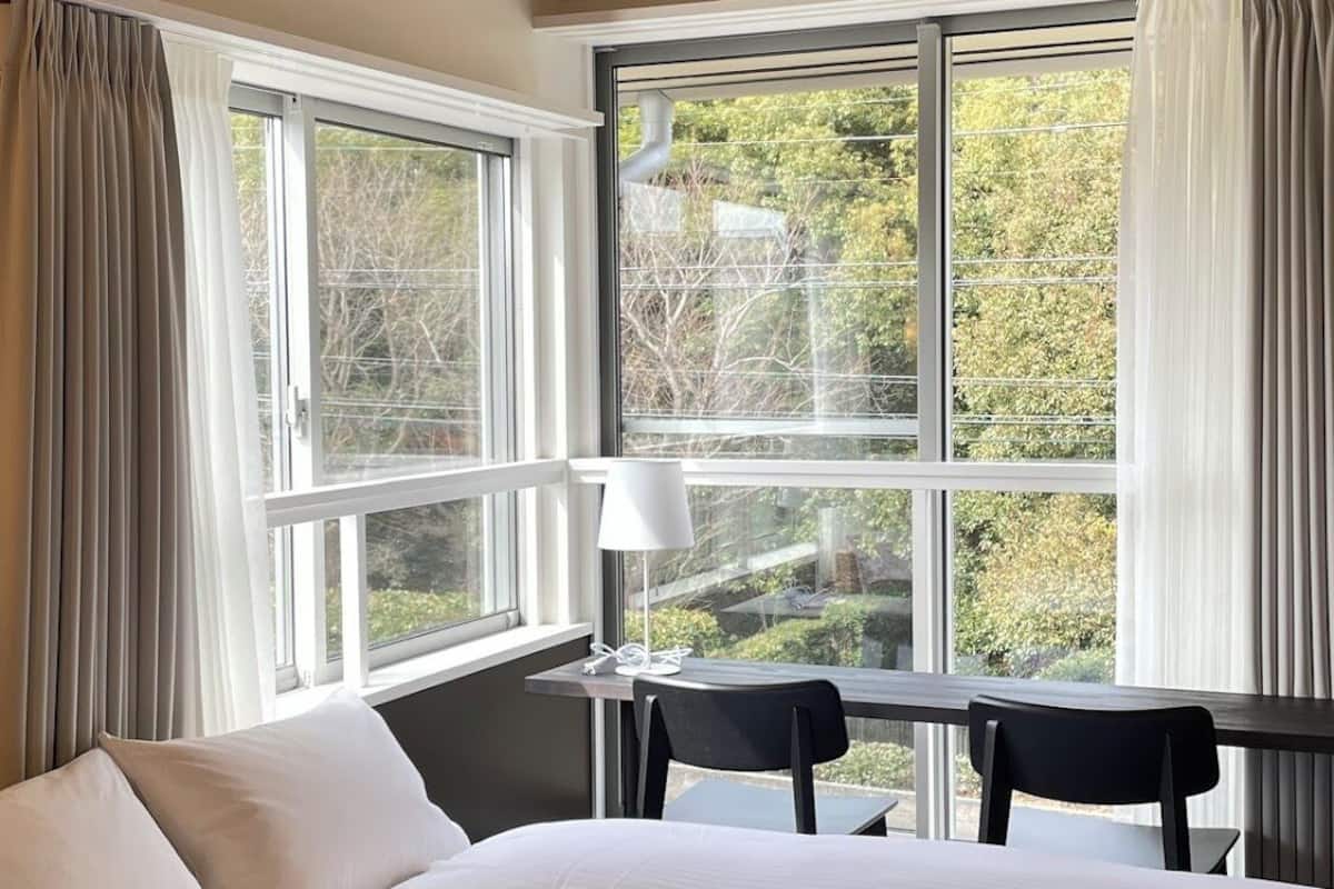 Phòng, quang cảnh vườn | Khu vực làm việc phù hợp cho laptop, màn/rèm cản sáng