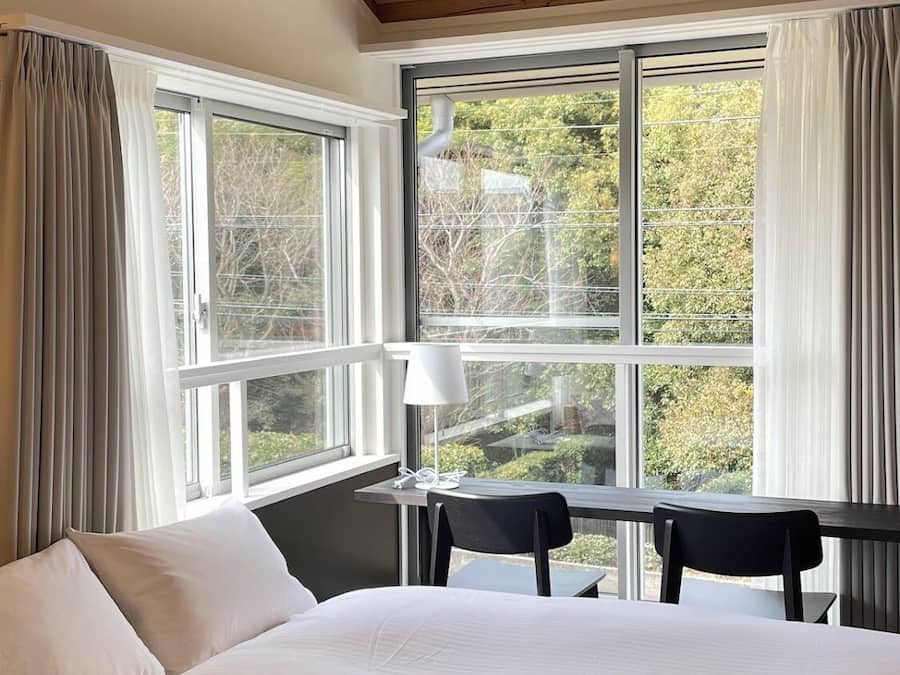 Habitación con 2 camas individuales, vistas al jardín, en esquina | Cortinas opacas, tabla de planchar con plancha, wifi gratis