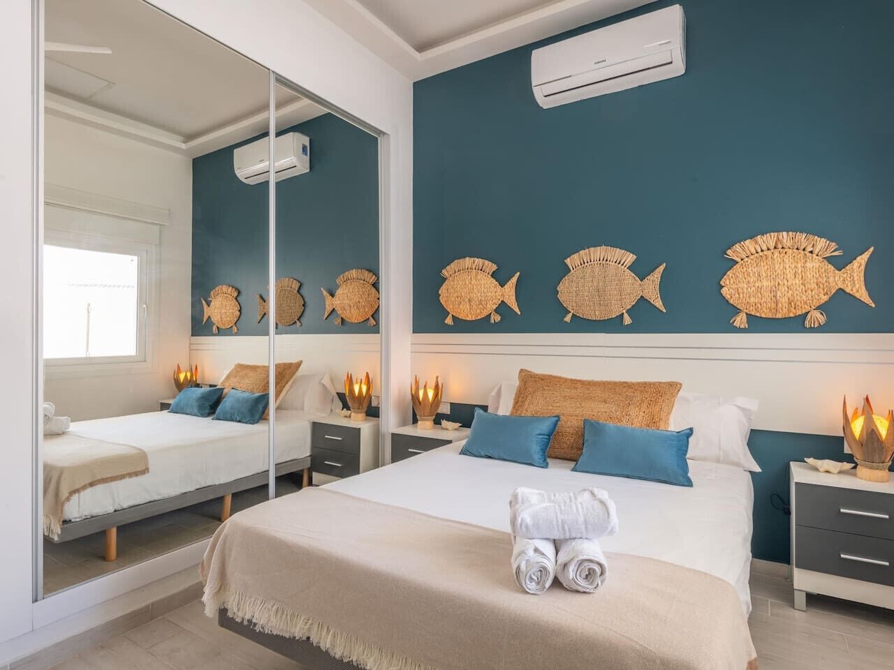 Schreibtisch, Bügeleisen/Bügelbrett, Reisekinderbett, WLAN