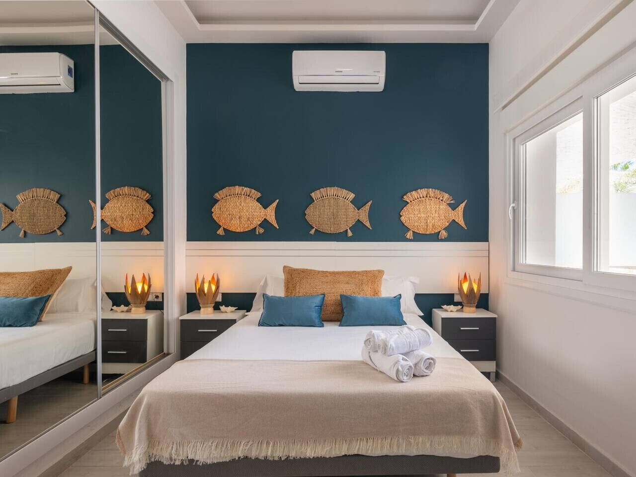 Schreibtisch, Bügeleisen/Bügelbrett, Reisekinderbett, WLAN