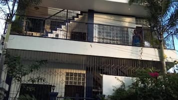 Vista frontal de la propiedad