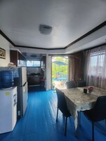 Cobertura superior, vista para o oceano | Cozinha privada | Geladeira grande, fogão, cooktop, talheres/pratos/utensílios de cozinha