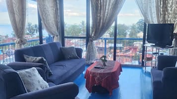 Penthouse superior, vista al océano | Escritorio, espacio para trabajar con laptop y wifi gratis