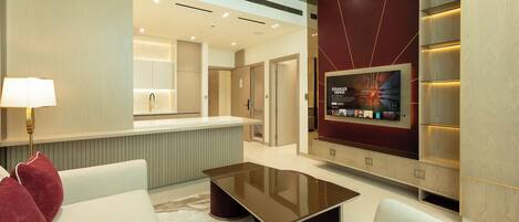 Leilighet – deluxe, balkong, byutsikt | Oppholdsområde | Smart-TV, Netflix og strømmetjenester