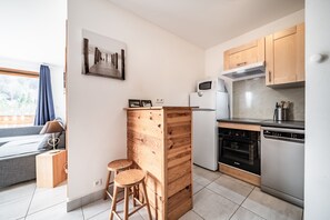 Une cuisine moderne avec des meubles en bois, un four encastré et un lave-vaisselle.