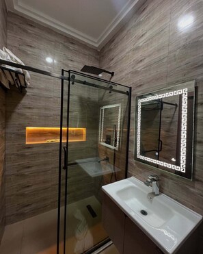 Family Apartment, Balcony, City View | Bathroom | Free toiletries, hair dryer, towels, soap - Omo-One Apartment (Benin City)