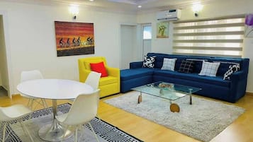 Apartamento família, sacada, vista para a cidade | Área de estar