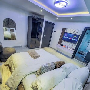 Desk, laptop workspace, blackout curtains, soundproofing - Omo-One Apartment (Benin City)