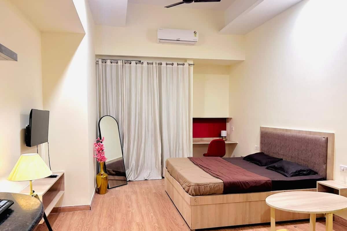 Lyxstudio - balkong - utsikt mot staden | Skrivbord, arbetsyta för laptop och mörkläggningsgardiner