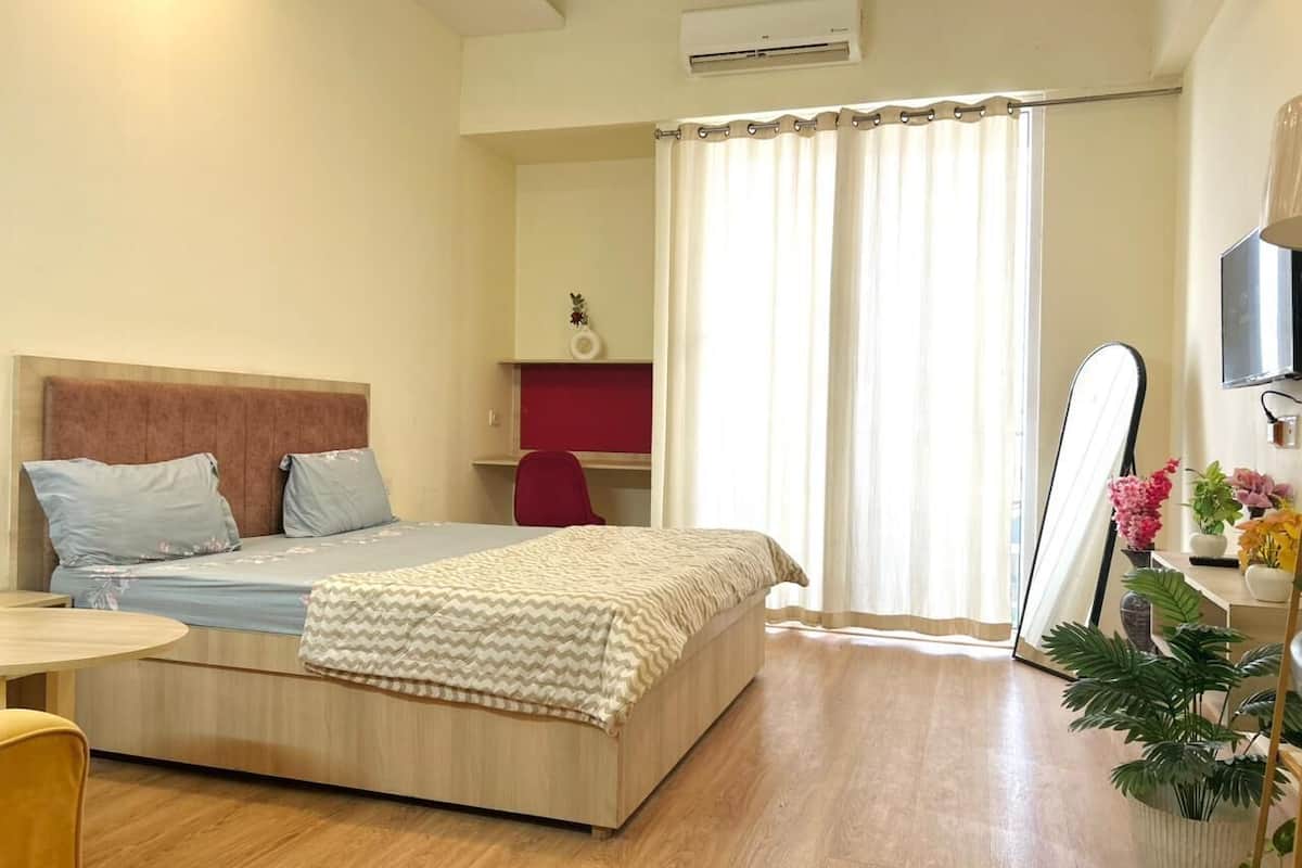 Lyxstudio - balkong - utsikt mot staden | Skrivbord, arbetsyta för laptop och mörkläggningsgardiner