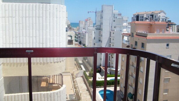 A high-rise building with a pool and a view of the sea. - Family apartment with pool - 6 guests (Gandía)