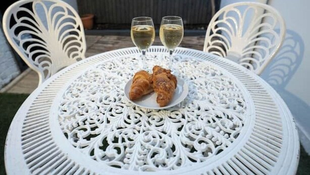 Outdoor dining - Charming Camden Town Retreat with Garden – Walk to Market & Transport (London)