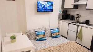 Room - Charming Camden Town Retreat with Garden – Walk to Market & Transport (London)
