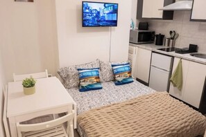 1 bedroom, iron/ironing board, WiFi, bed sheets - Charming Camden Town Retreat with Garden – Walk to Market & Transport (London)