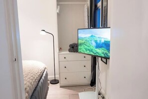 1 slaapkamer, een strijkplank/strijkijzer, wifi, beddengoed