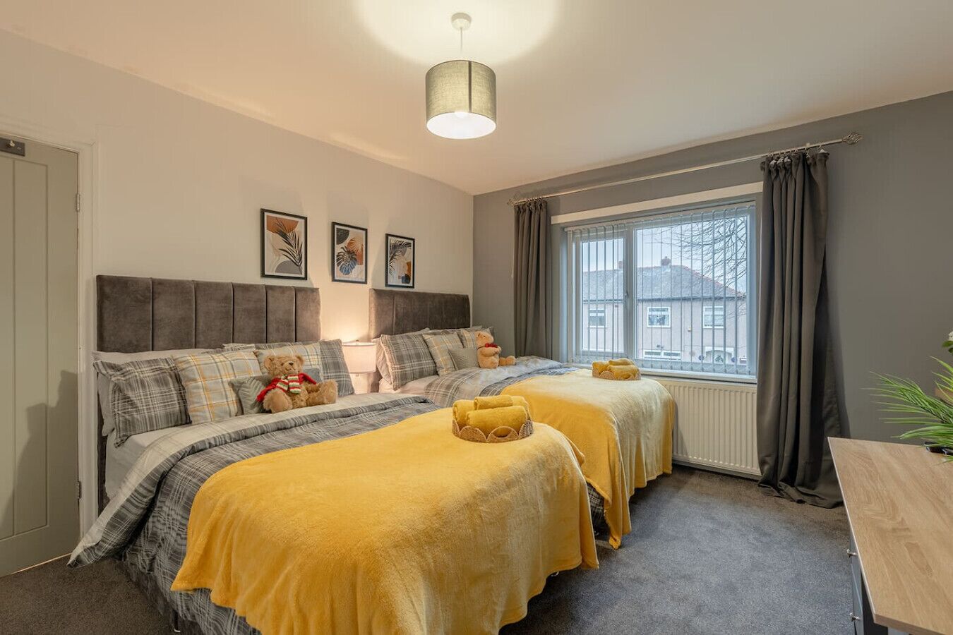 Desk, iron/ironing board, WiFi, bed sheets