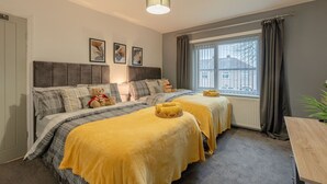 3 bedrooms, desk, iron/ironing board, travel crib - Short walk to Colne cafés, restaurants with fireplace, free parking (Lancashire)