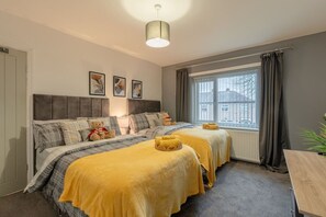 Desk, iron/ironing board, WiFi, bed sheets - Short walk to Colne cafés, restaurants with fireplace, free parking (Lancashire)