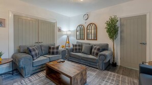TV, fireplace - Short walk to Colne cafés, restaurants with fireplace, free parking (Lancashire)