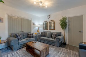 TV, fireplace - Short walk to Colne cafés, restaurants with fireplace, free parking (Lancashire)