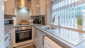 Fridge, microwave, oven, stovetop - Short walk to Colne cafés, restaurants with fireplace, free parking (Lancashire)