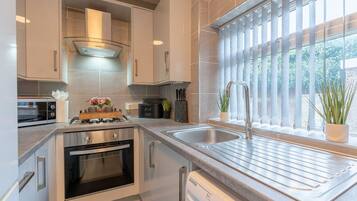 Frigorifero, microonde, forno, piano cottura