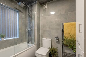 Hair dryer, towels - Short walk to Colne cafés, restaurants with fireplace, free parking (Lancashire)