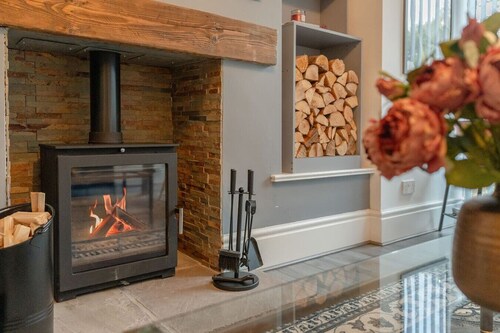 Short walk to Colne cafés, restaurants with fireplace, free parking