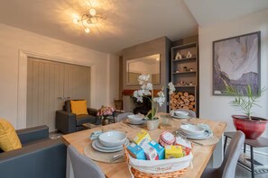 Dining - Short walk to Colne cafés, restaurants with fireplace, free parking (Lancashire)