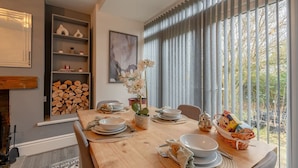 Dining - Short walk to Colne cafés, restaurants with fireplace, free parking (Lancashire)