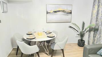 Huoneisto, 2 makuuhuonetta, näköala puutarhaan | Ruokasali