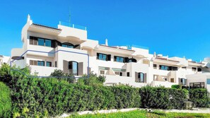 Exterior - Walking distance to Vilamoura Marina! Apartment with pool and garden (Quarteira)