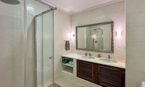Een douche, een haardroger, handdoeken, zeep