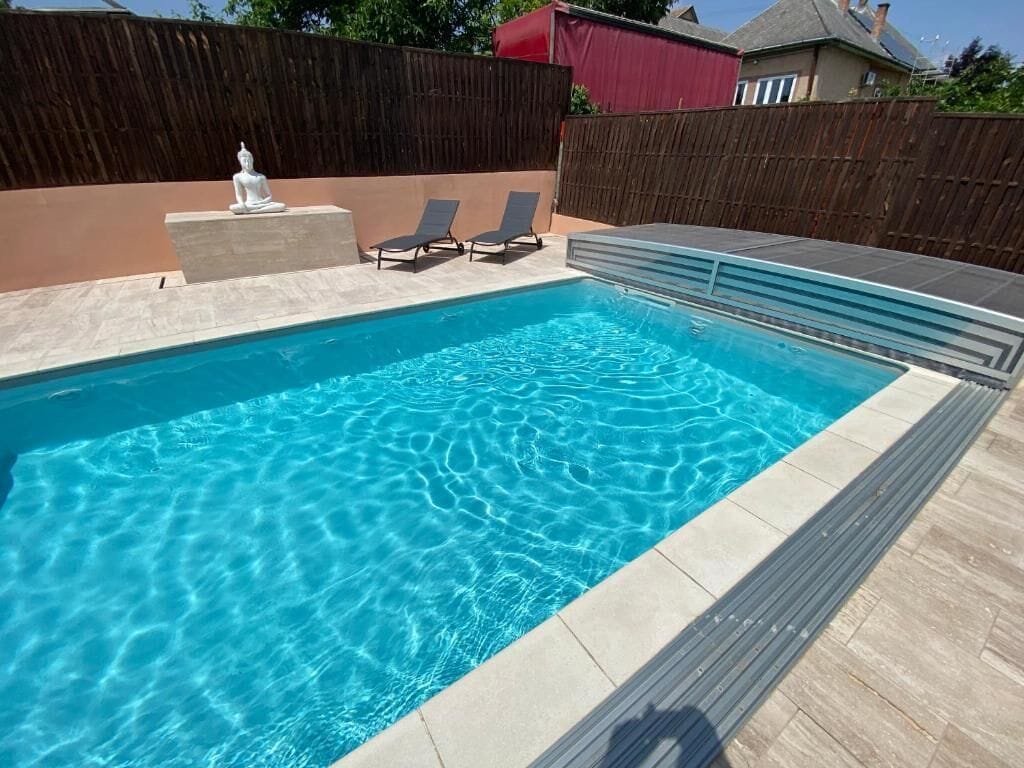 Een buitenzwembad en een verwarmd zwembad