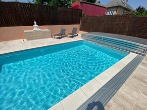 Piscina all'aperto, una piscina riscaldata