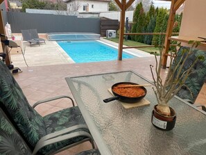 Piscina all'aperto, una piscina riscaldata