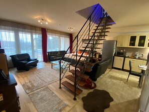 Smart-TV, Kamin, Bücher