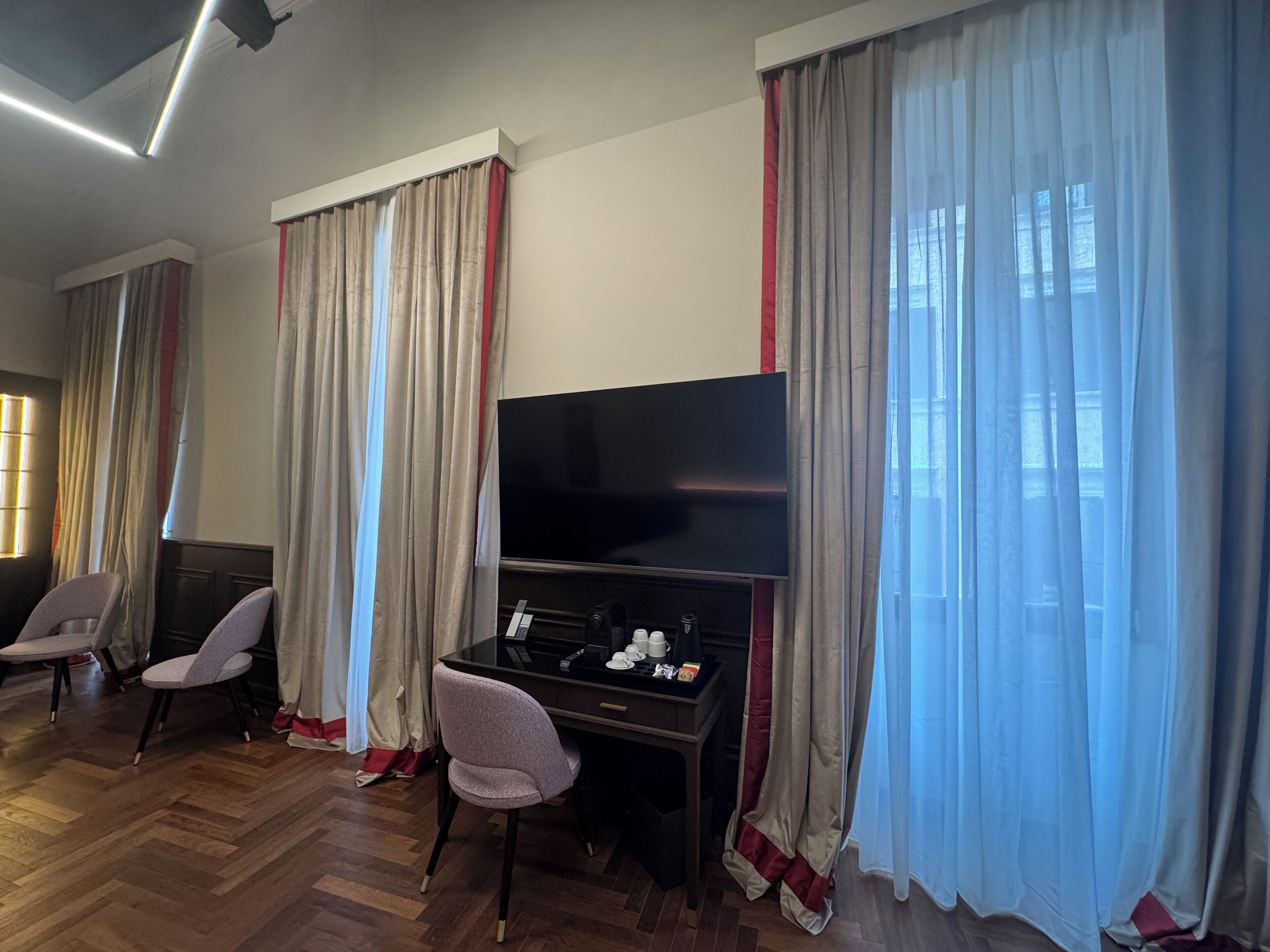 Minibar, caja de seguridad en la habitación, escritorio y wifi gratis 