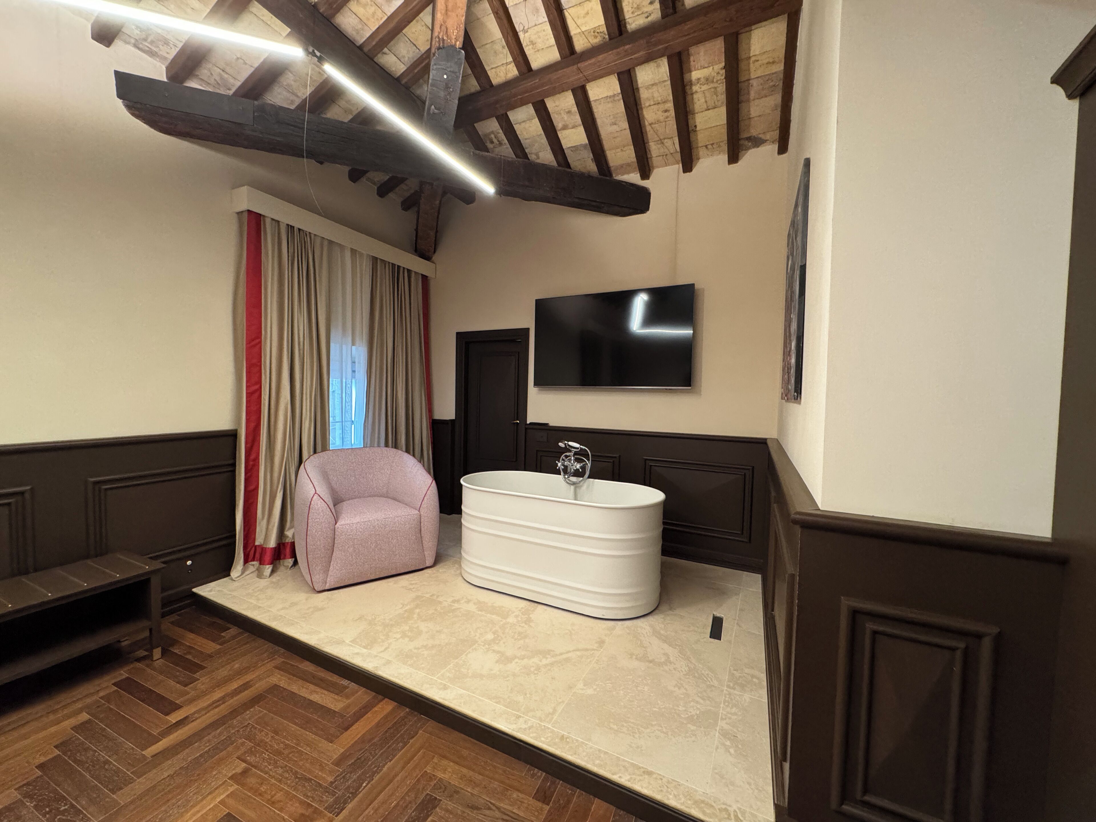Suite presidencial, terraza | Minibar, caja fuerte, escritorio y wifi gratis