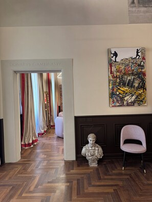 Presidential Suite, Terrace | Living area | 40-inch Smart TV with digital channels - Palazzo Gambirasi Luxury Suite Roma (Roma)