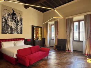 Navona Suite | Frigobar, cofres nos quartos, escrivaninha, Wi-Fi de cortesia