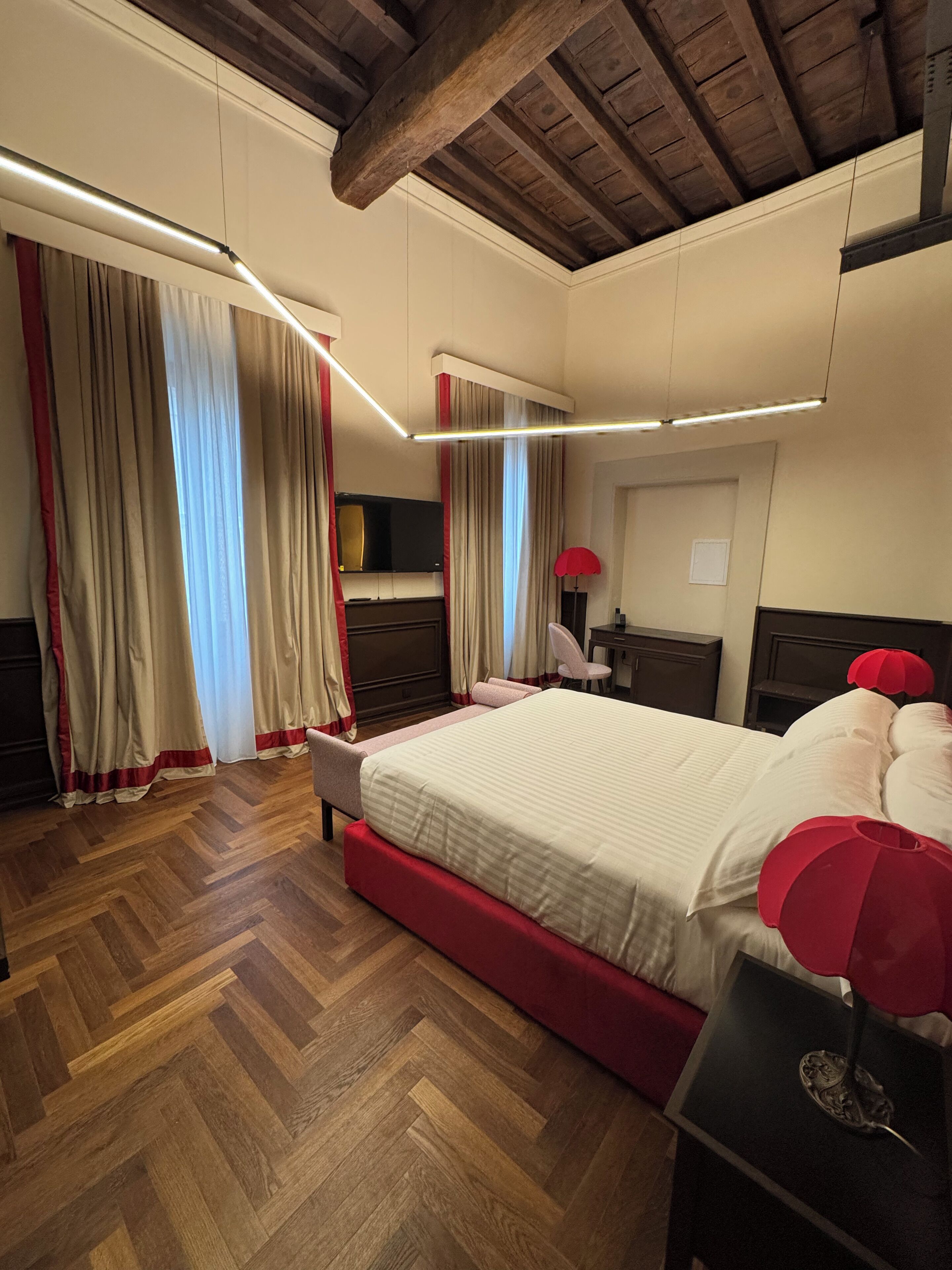 Deluxe Room | Minibar, in-room safe, desk, free WiFi