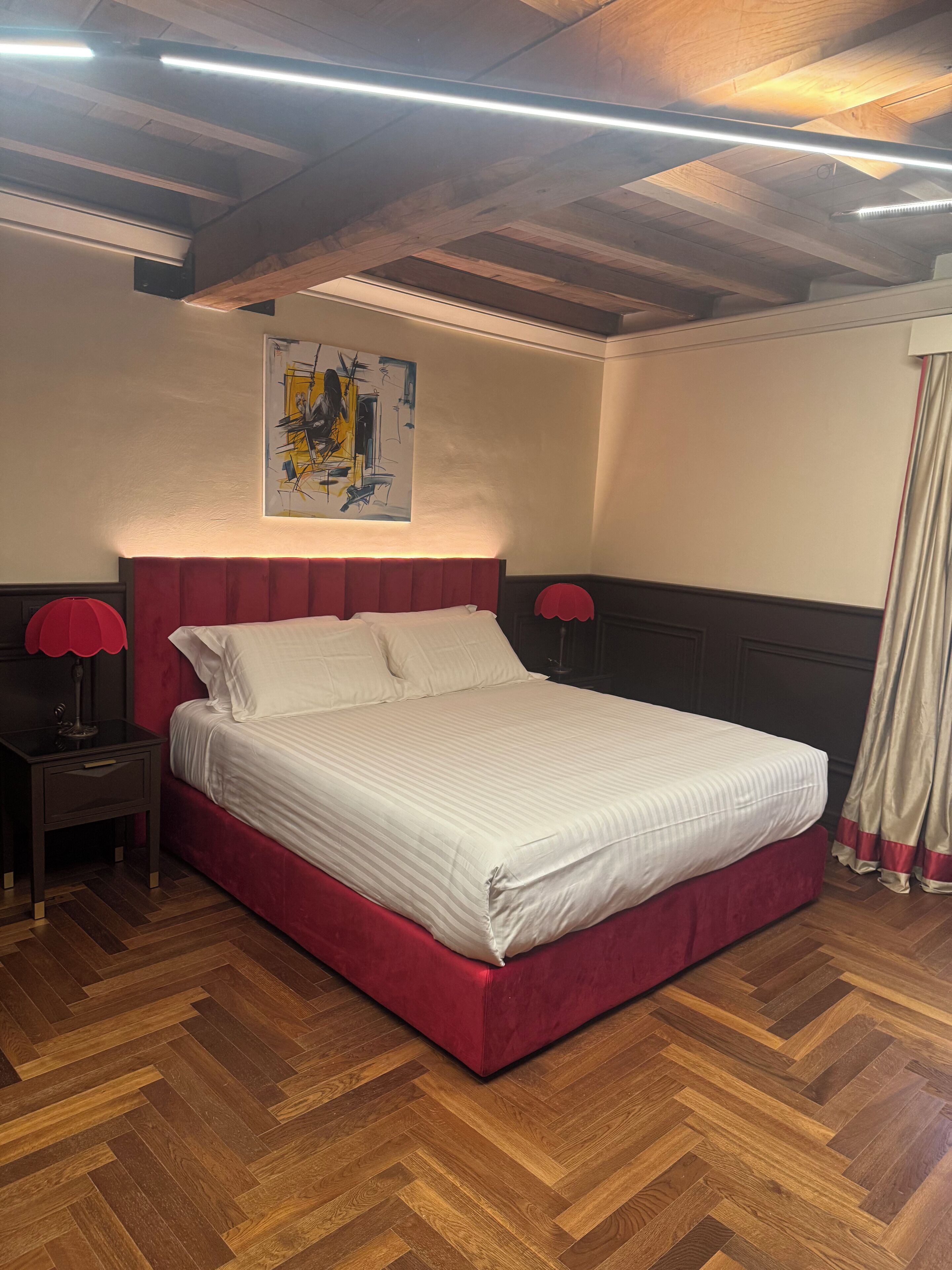 Deluxe Room | Minibar, in-room safe, desk, free WiFi