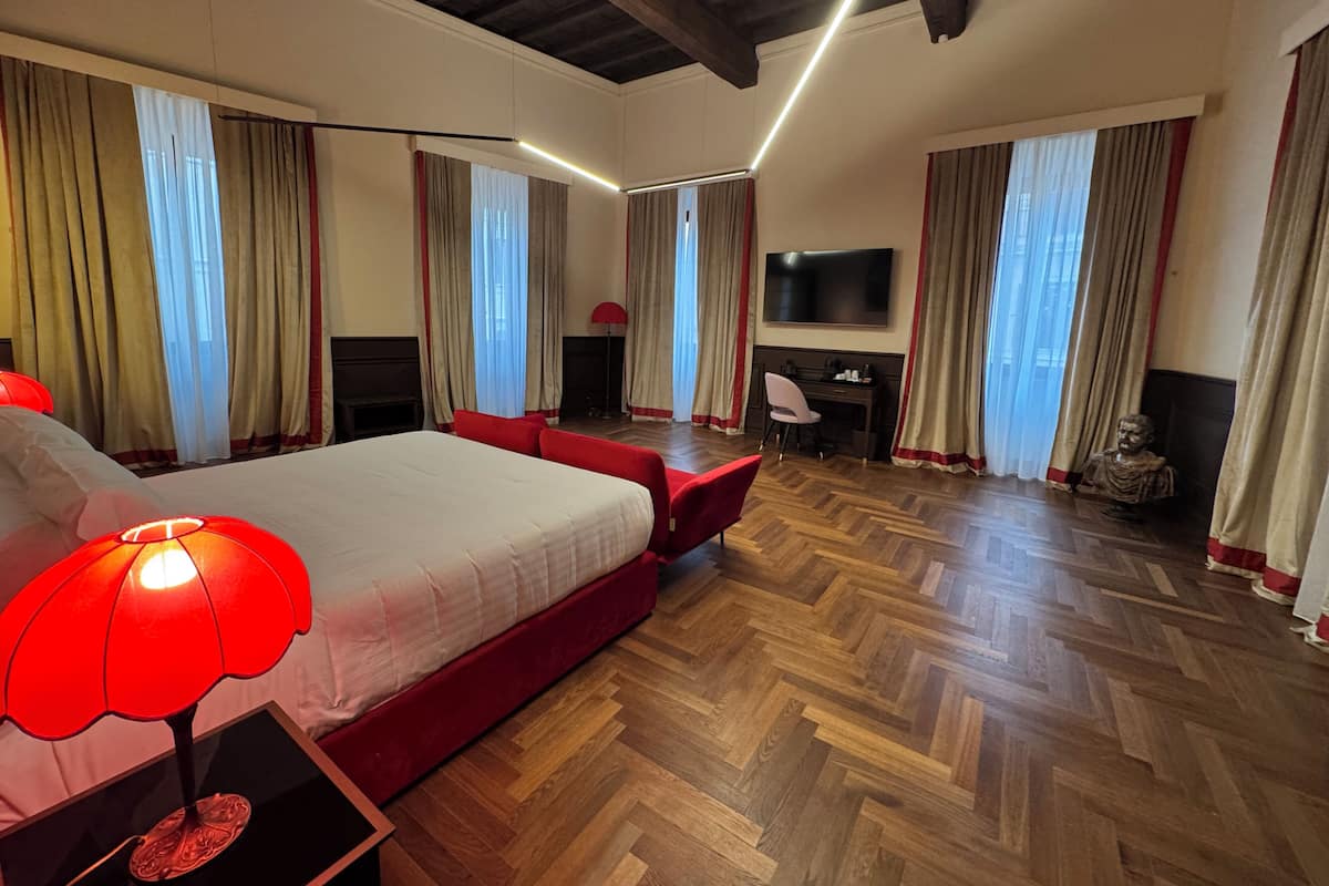 Minibar, coffres-forts dans les chambres, bureau, Wi-Fi gratuit