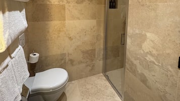 Ducha, artículos de tocador gratuitos, secador de pelo, batas