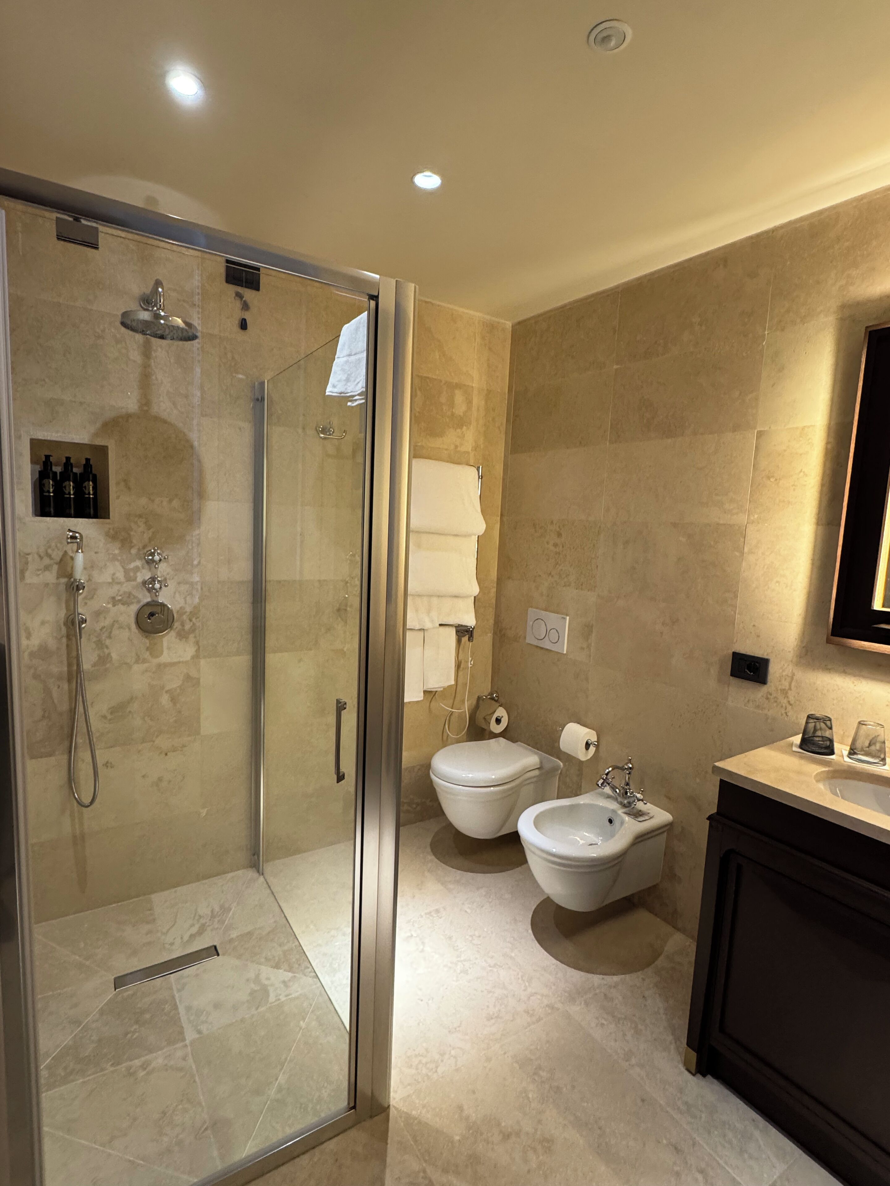 Ducha, artículos de tocador gratuitos, secador de pelo, batas