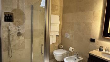 Ducha, artículos de tocador gratuitos, secador de pelo, batas