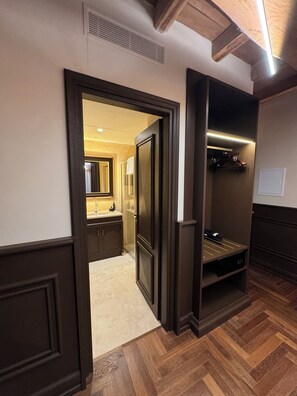 Pantheon Suite | Bathroom | Shower, free toiletries, hair dryer, bathrobes - Palazzo Gambirasi Luxury Suite Roma (Roma)